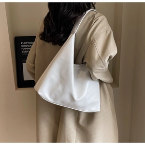 Grand sac fourre-tout en cuir PU blanc porté à l'épaule avec texture naturelle