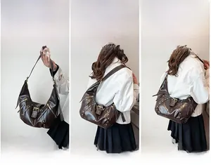 Trois façons de porter ce sac hobo marron foncé avec rivets vintage et détails zippés