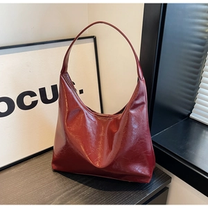 Sac hobo en cuir verni rouge foncé pour femme avec une bandoulière au style minimaliste