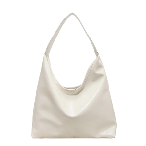 Sac hobo minimaliste en cuir PU brillant blanc cassé avec large bandoulière et plis
