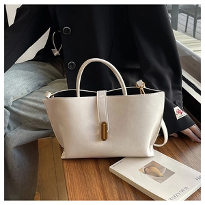 Détail du sac cabas en cuir beige vintage avec fermoir doré et coutures premium