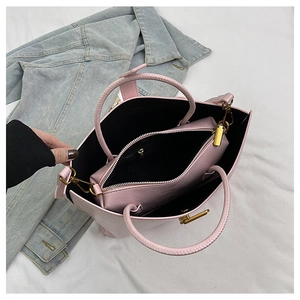 Vue intérieure du cabas rose avec pochette amovible et détails en métal doré chic