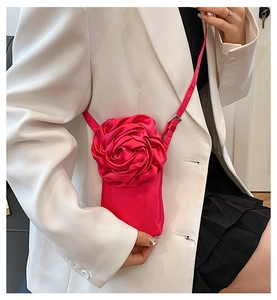 Vue détaillée du sac bandoulière rose fuchsia en satin avec rose 3D faite main