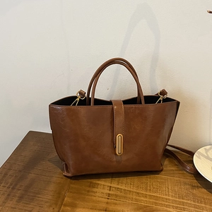 Grand sac cabas vintage en cuir PU marron avec boucle dorée et bandoulière sur bois