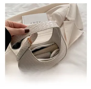 Details zur geräumigen Kapazität der gewebten beigen Crescent-Hobo-Schultertasche