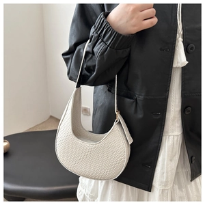 Detail der weißen geprägten Crescent Hobo-Tasche mit verstellbarem Schultergurt