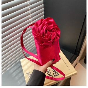 Sac bandoulière en soie rose vif satiné avec décoration florale en relief 3D