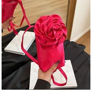 Petit sac bandoulière élégant en satin rose fuchsia avec rose pour les soirées
