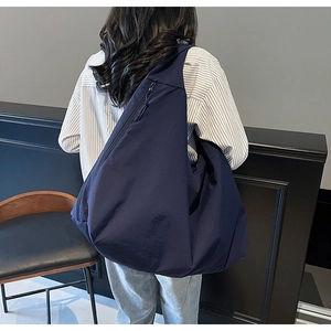 Dettaglio posteriore di una grande borsa hobo blu scuro che mostra il design casual e capiente