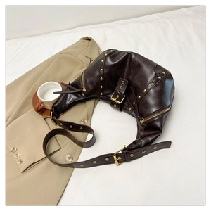 Détails du sac croissant marron foncé avec rivets dorés et bandoulière large