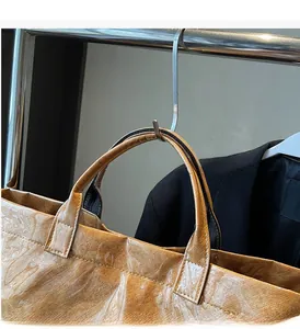Détail du sac cabas étanche couleur caramel avec motif marbré et poignées renforcées