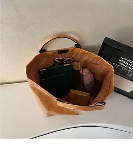 Vue de dessus de l'intérieur spacieux du cabas marron avec tablette et parapluie