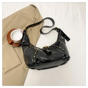 Détail du sac hobo vintage noir avec rivets dorés et finition cuir lisse