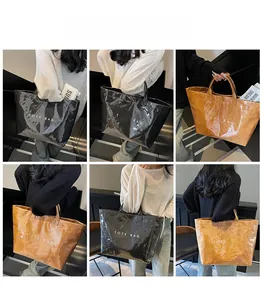 Collage de grands sacs cabas vintage en noir et marron portés par un mannequin de mode