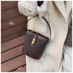 Détail du sac seau vintage léopard marron avec poignée en cuir et fermoir doré