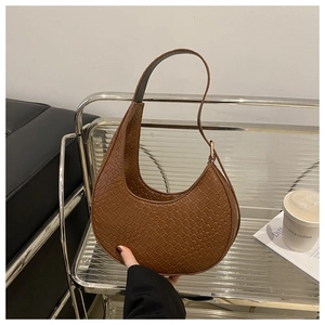 Braune gewebte Halbmond-Tasche mit verstellbarem Gurt und strukturierter Lederoptik