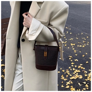 Détail du sac seau vintage léopard avec fermoir doré et fine bandoulière en cuir