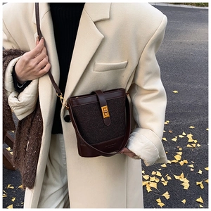 Détail du sac seau vintage avec tissu texture léopard et fermoir rotatif doré