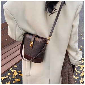Détail du sac seau vintage en cuir marron avec motif léopard et fermoir doré élégant