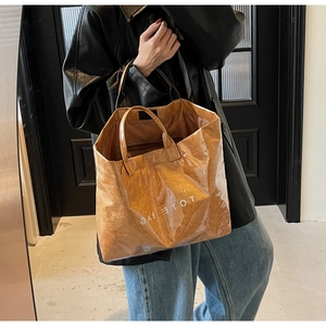 Détail d'un sac cabas vintage avec couche en PVC transparent et doublure en papier marron