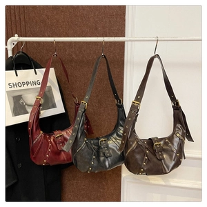 Détails rapprochés des sacs vintage avec rivets métalliques et texture de cuir ciré poli