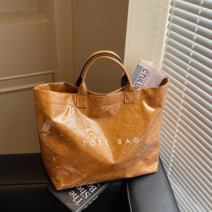 Grand Sac Cabas Femme en PU Brillant Texture Froissée Vintage Imprimé Lettre Sac à Épaule Imperméable Navettage Sac de Voyage