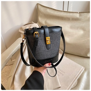 Sac seau chic en tissu gris et cuir noir avec ferrures dorées et poignée supérieure