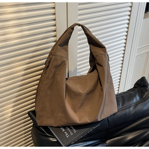 Bolso tote minimalista de nailon marrón de gran capacidad con correa ancha para el hombro