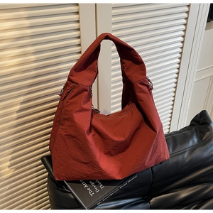 Bolso tote minimalista rojo oscuro de gran tamaño con correas anchas y tejido de nailon