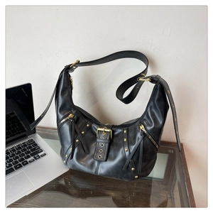 Vue détaillée du sac demi-lune noir avec texture mate et clous dorés style punk