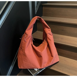 Bolso hobo minimalista grande rojo ladrillo con detalles de cordón ajustable