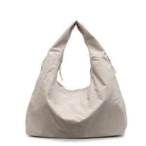 Bolso de hombro oversize beige minimalista de nailon con cordón y textura fruncida