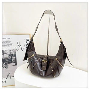 Vue détaillée du sac hobo marron foncé avec rivets vintage et boucles décoratives