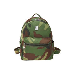 Sac à dos camouflage classique avec poche avant zippée et détails en métal pour style décontracté