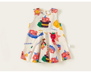 Dettaglio dell'abito a trapezio senza maniche per bambina con stampe colorate di orsi e soli