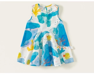 Dettaglio del vestito bianco a trapezio con balene blu e pesci gialli stampa mare