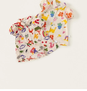 Détail de la robe chemise en coton pour enfant avec imprimés colorés renard et arc-en-ciel