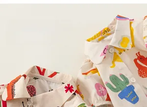 Détail du col de chemise enfant avec des imprimés d'animaux de dessin animé colorés
