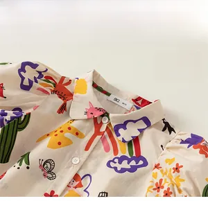 Détail du col à revers et imprimé girafe ludique sur une robe d'été en coton pour enfants