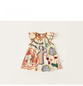 Dettaglio dell'abito senza maniche da bambina con scarabocchi artistici colorati