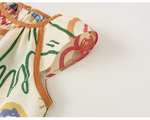 Dettaglio dello scollo dell'abito smanicato per bambini con stampe graffiti colorate