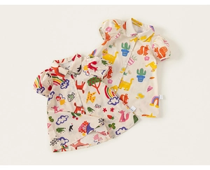Détail d'une robe chemise en coton pour enfants avec motifs de renards et arcs-en-ciel