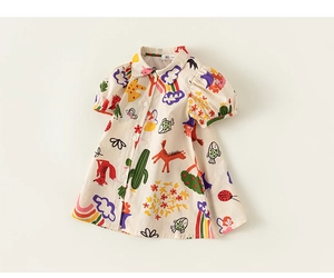 Détail de robe chemise enfant avec gribouillis d'animaux colorés et manches bouffantes