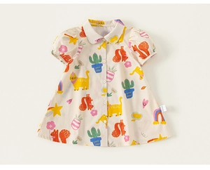 Détail de la robe chemise pour filles avec imprimés d'animaux mignons et boutons blancs