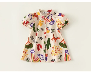 Détail de la robe chemise à manches courtes pour filles avec imprimés dessins animés colorés