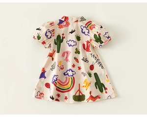 Détail de la robe pour enfants avec motifs de arc-en-ciel et renard sur tissu en coton