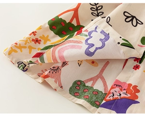 Vue détaillée des imprimés de dessins animés et coutures fines sur le tissu de la robe