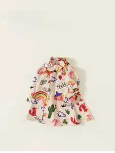 Détail à plat d'une robe chemise en coton à manches longues avec imprimés animaux colorés