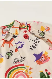Détail du tissu en coton doux et respirant avec imprimé cartoon coloré sur chemise enfant