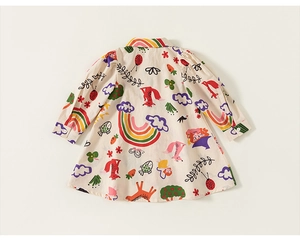 Détail d'une robe en coton pour enfant avec motifs arc-en-ciel et animaux colorés